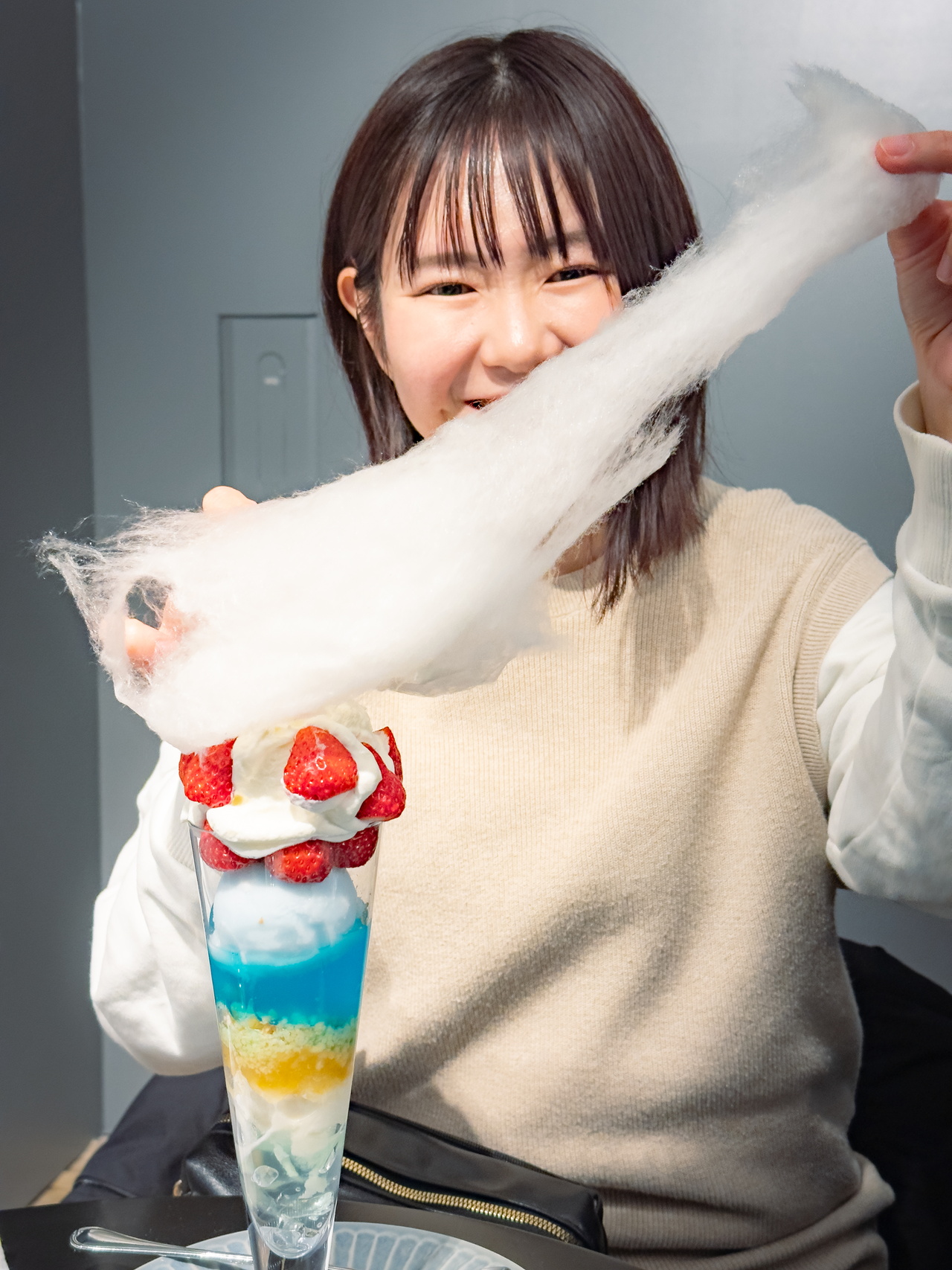 ふわっふわの雲のベールの中からは、生クリームと苺がたっぷり♪